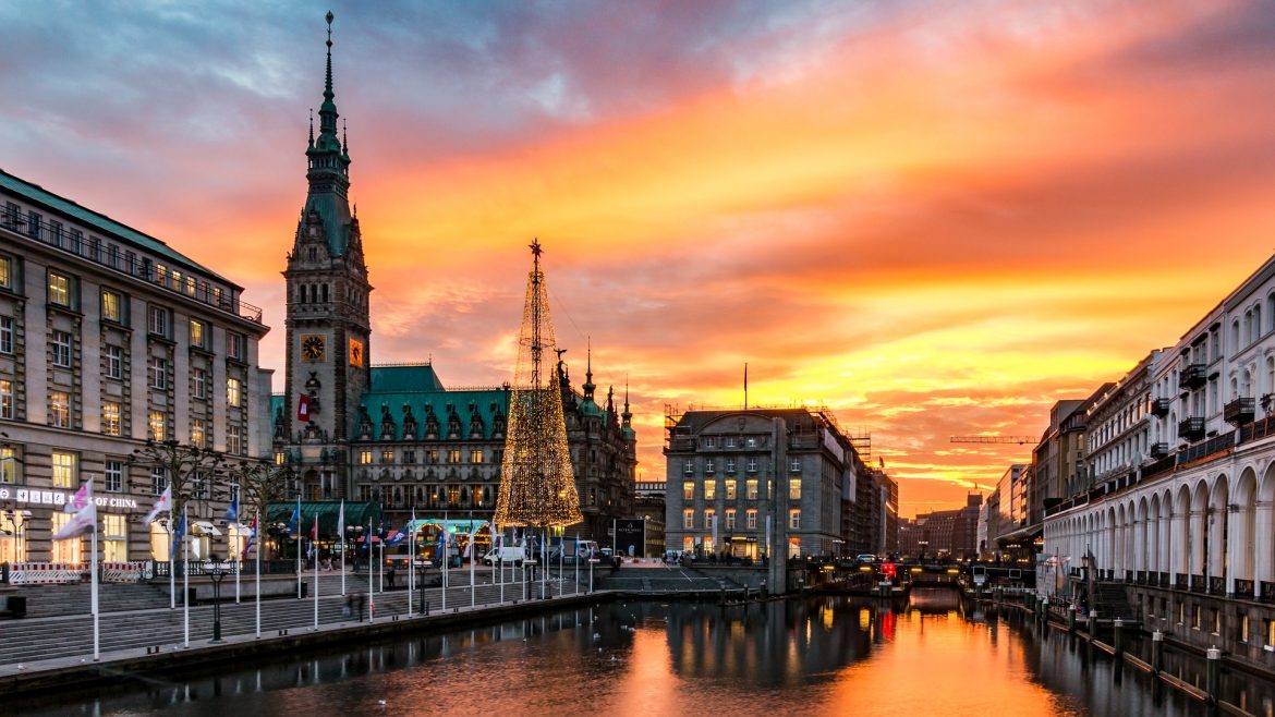 Weihnachtsmarkt vor dem Hamburger Rathaus wird aufgebaut