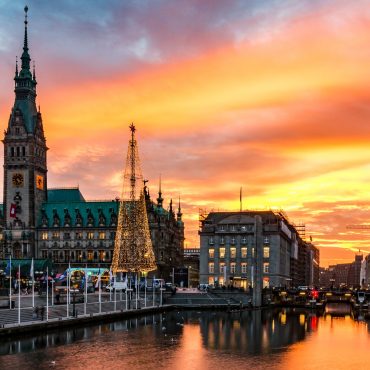 Weihnachtsmarkt vor dem Hamburger Rathaus wird aufgebaut