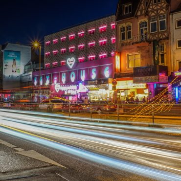 Attacke auf der Reeperbahn: Auto fährt Mann auf dem Gehweg an