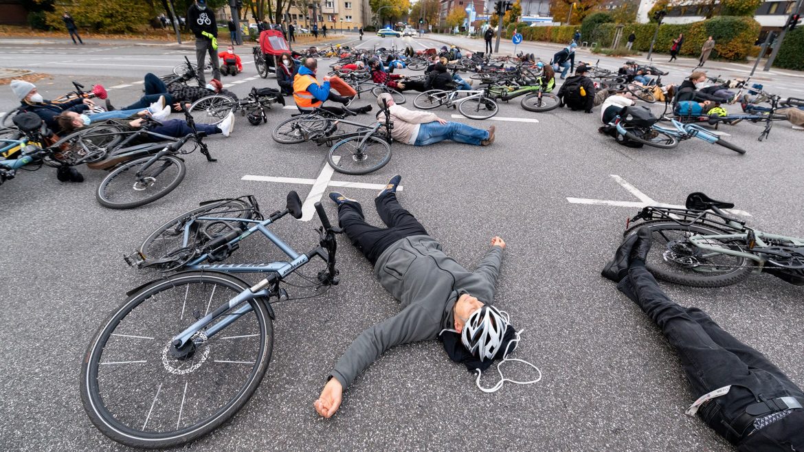 Nach Unfall: Mahnwache für getöteten Radfahrer in Hamburg