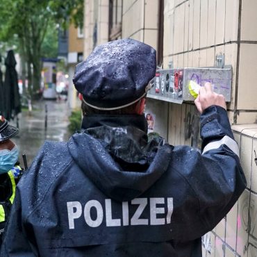 „Pimmelgate“: Jetzt beschäftigen Aufkleber die Polizei