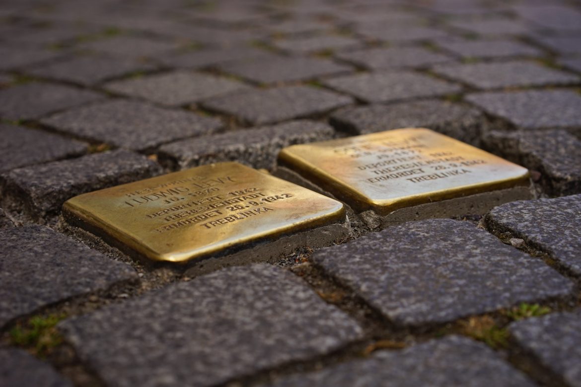 Kritik an Verleger Alfred Bauer bei Stolpersteinverlegung