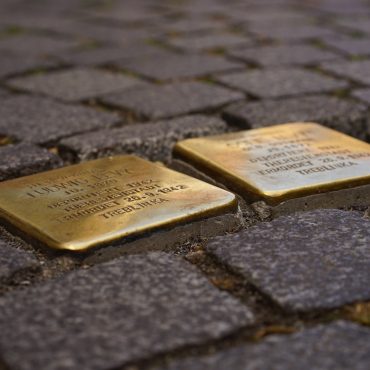 Kritik an Verleger Alfred Bauer bei Stolpersteinverlegung