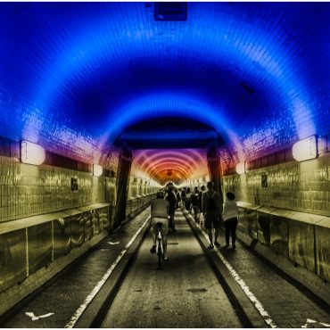 Am ersten Arbeitstag: Fahrradkurier fährt durch den Elbtunnel