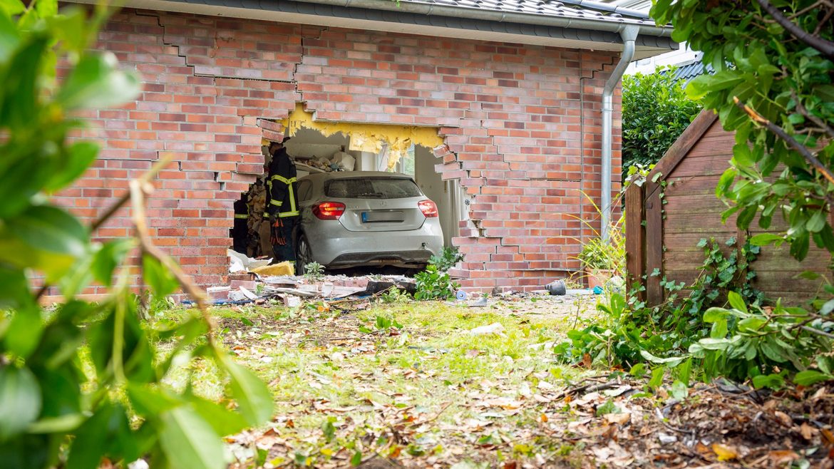 Lurup: 85-jährige Autofahrerin kracht in Hauswand