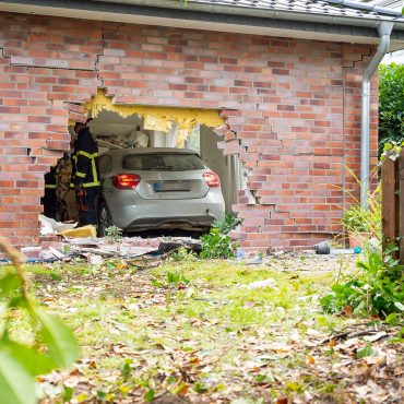 Lurup: 85-jährige Autofahrerin kracht in Hauswand