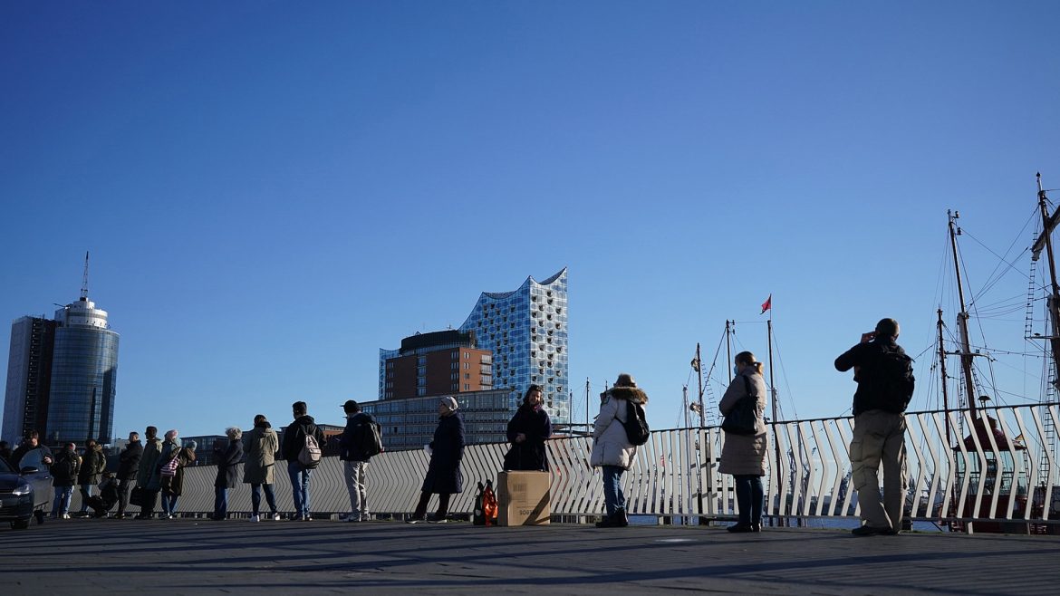 Lange Schlange bei dritter Impfaktion in der Elbphilharmonie