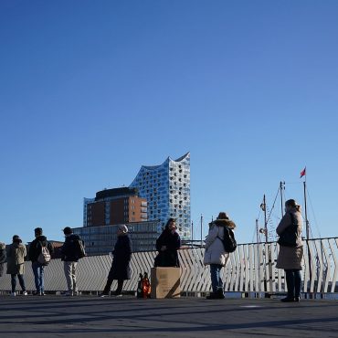 Lange Schlange bei dritter Impfaktion in der Elbphilharmonie