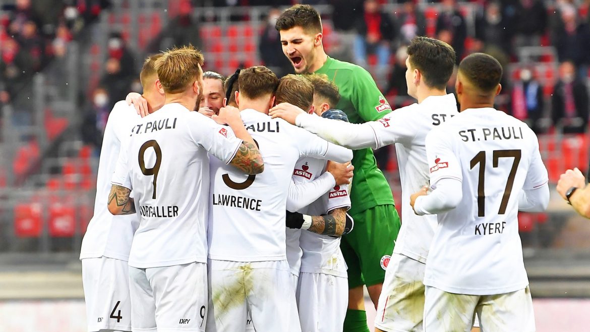 FC St. Pauli siegt auch ohne Trainer Timo Schultz