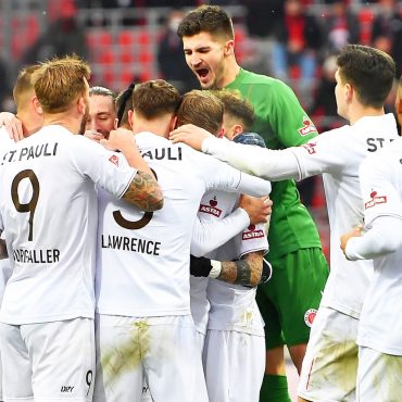 FC St. Pauli siegt auch ohne Trainer Timo Schultz