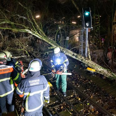 Sturmtief zieht über Hamburg – mehr als 200 Feuerwehreinsätze