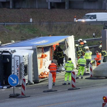 Umgekippter Lkw blockiert A7 in Höhe Othmarschen stundenlang