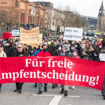 Tausende demonstrieren in Hamburg gegen Corona-Politik